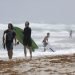 Pese al huracán Isaías y la prohibición, la gente decidió acudir a las playas en Hollywood, Florida. Foto: Wilfredo Lee/AP.