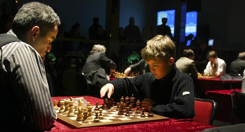 Con sólo 13 años de edad, Magnus Carlsen enfrentó a Garry Kasparov en 2004. Foto: maturetimes.co.uk