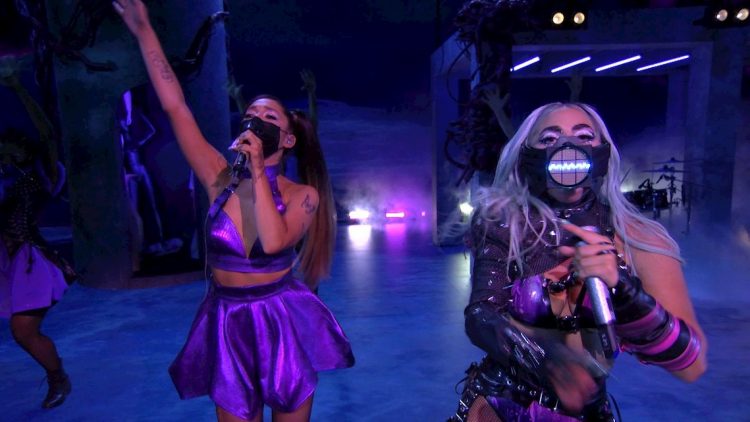 Lady Gaga(d) y Ariana Grande(i) mientras se presentan durante la ceremonia de entrega de los MTV Video Music Awards (VMA) 2020, en Nueva York. Foto: MTV/ EFE.