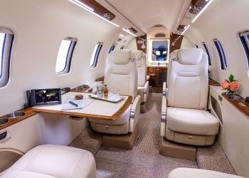 Interior de un Lear Jet, el más popular avión de uso privado. | Bombardier.