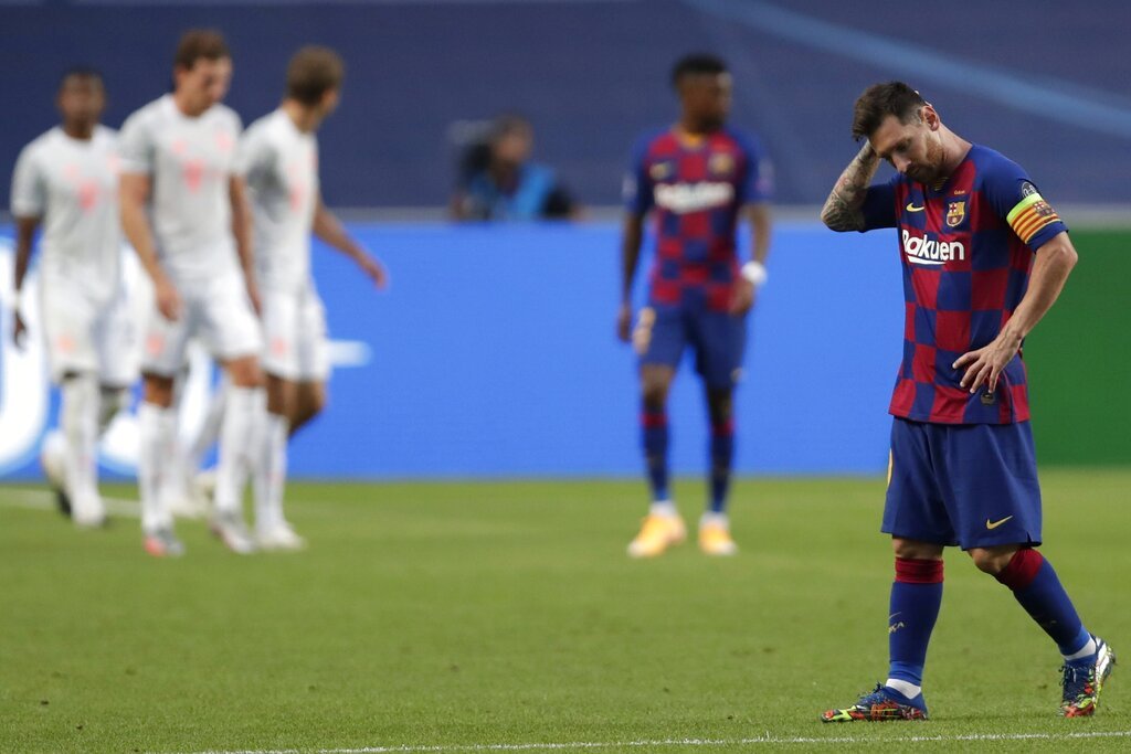 El delantero argentino Lionel Messi del Barcelona luce cabizbajo durante el partido contra el Bayern Múnich por los cuartos de final de la Liga de Campeones. El Barcelona perdió 8-2. Foto: AP/Manu Fernández/Pool.