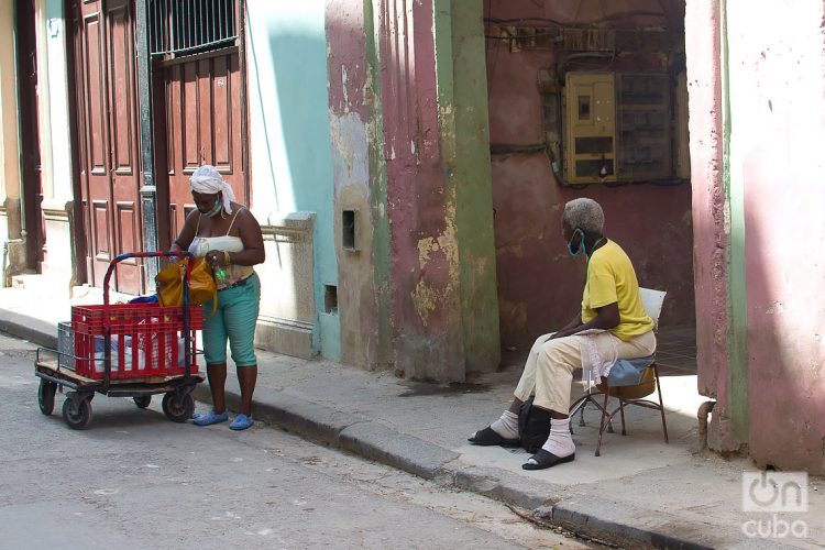 Una persona de la tercera edad esperando al mensajero con sus compras, durante el rebrote de la Covid-19 en La Habana. Foto: Otmaro Rodríguez.