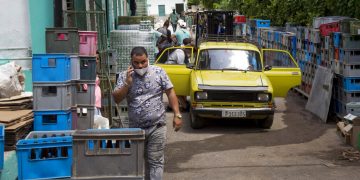 Los clientes ingresan a través de la parte posterior del mercado mayorista Mercabal para cargar su mercancía en La Habana, Cuba, el jueves 30 de julio de 2020. Foto: AP/Ismael Francisco.
