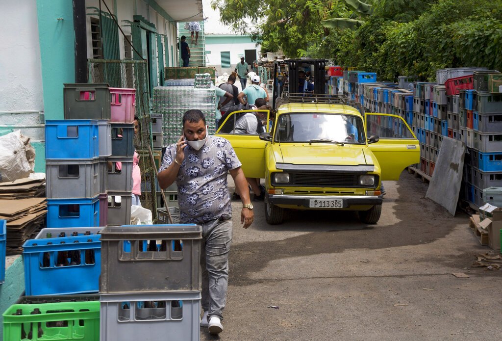 Los clientes ingresan a través de la parte posterior del mercado mayorista Mercabal para cargar su mercancía en La Habana, Cuba, el jueves 30 de julio de 2020. Foto: AP/Ismael Francisco.