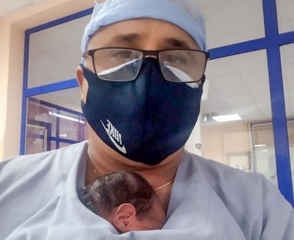 José Alberto Oliva aplicando el método canguro al bebé. Foto: Radio Guamá/Facebook.