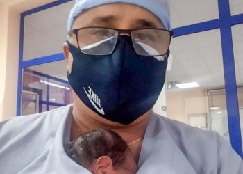 José Alberto Oliva aplicando el método canguro al bebé. Foto: Radio Guamá/Facebook.