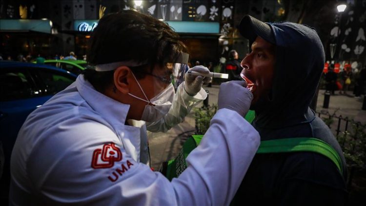 Un médico voluntario verifica a una persona cerca de la Avenida Reforma en la Ciudad de México el 25 de mayo de 2020. Foto: Manuel Velásquez / Agencia Anadolu.