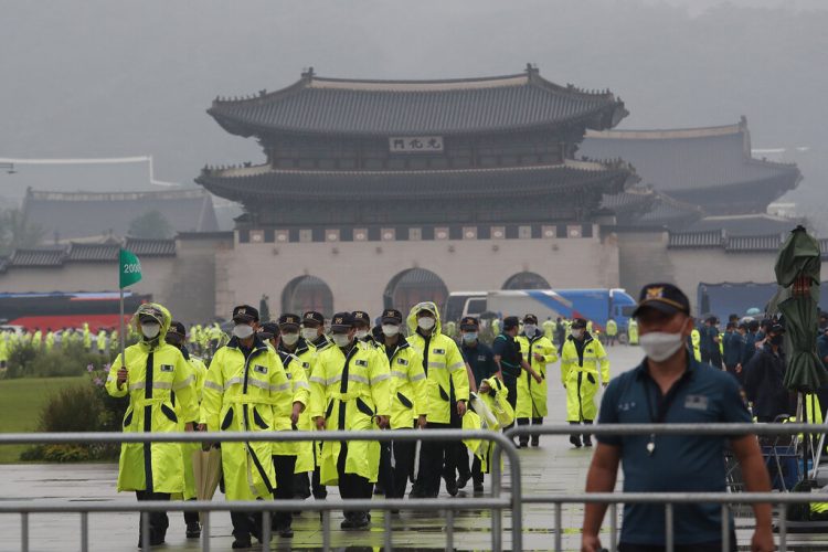 Policías cerca del Palacio Gyeongbok en Seúl el 15 de agosto del 2020. Foto: AP /Ahn Young-joon.