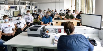 Estudiantes de la escuela vocacional Robert-Koch durante una clase de ciencias de la computación en Dortmund, Alemania. Foto: AP/Martin Meissner/ Archivo.