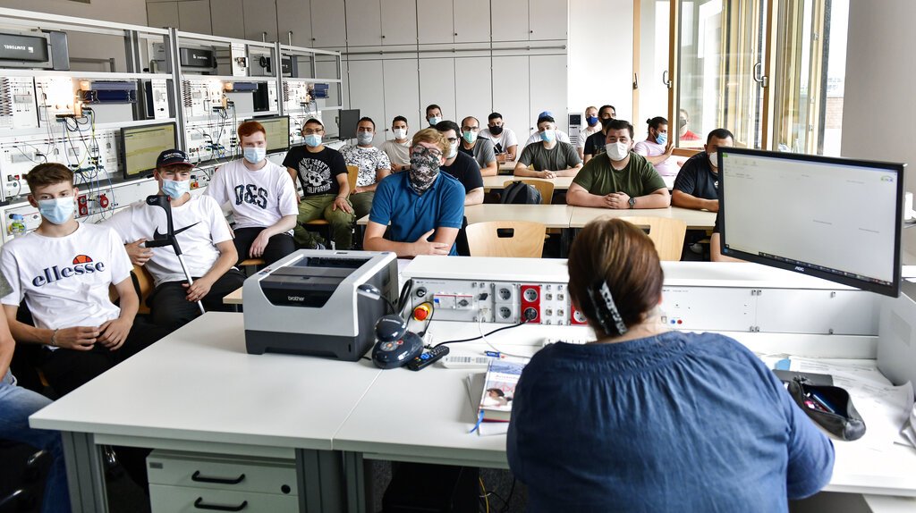 Estudiantes de la escuela vocacional Robert-Koch durante una clase de ciencias de la computación en Dortmund, Alemania. Foto: AP/Martin Meissner/ Archivo.