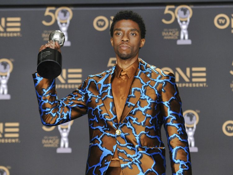 Chadwick Boseman posa en la sala de prensa con el premio por actor excepcional en una película por "Black Panther" en la 50ma edición anual de los galardones NAACP Image en el Dolby Theatre de Los Ángeles. Foto: Richard Shotwell/Invision/AP, Archivo.