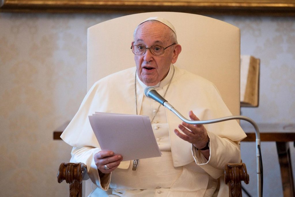Imagen de archivo del Papa Francisco leyendo un mensaje. Foto: EFE / EPA / Vatican Media / Archivo.
