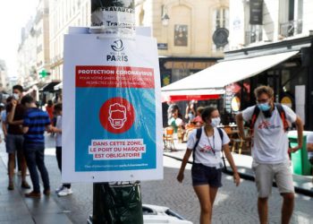 Francia: Cualquier persona mayor de 11 años se enfrenta a una multa de 135 € si es sorprendida sin nasobuco en zonas donde se requiere usarlo. Foto: CBS.