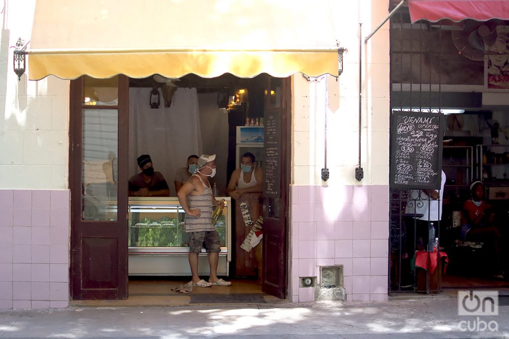 Restaurante privados ofertan ventas de comida para llevar. Foto: Otmaro Rodríguez.