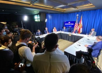 Reunión en Tampa el viernes 31 de julio de Trump con el gobernador DeSantis, donde se encontraba el periodista contagiado con el coronavirus. Foto: Luis Santana / AP.