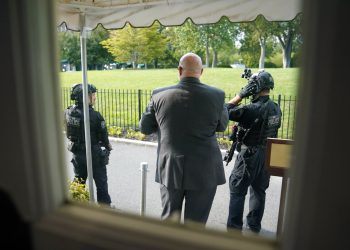 Policías del Servicio Secreto permanecen frente a la Sala de Prensa James Brady el lunes 10 de agosto de 2020 en la Casa Blanca. Foto: Andrew Harnik/AP.