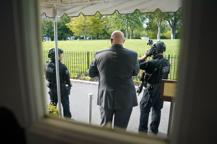 Policías del Servicio Secreto permanecen frente a la Sala de Prensa James Brady el lunes 10 de agosto de 2020 en la Casa Blanca. Foto: Andrew Harnik/AP.