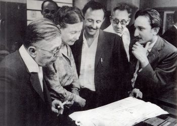 Jean-Paul Sartre y Simone de Beauvoir durante su visita a Cuba, en marzo de 1960. José Álvarez Baragaño (primero de derecha a izquierda) y Carlos Franqui, dos de sus anfitriones en el periódico Revolución.  Foto: archivo del autor.