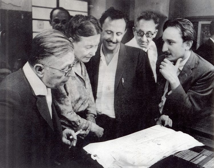 Jean-Paul Sartre y Simone de Beauvoir durante su visita a Cuba, en marzo de 1960. José Álvarez Baragaño (primero de derecha a izquierda) y Carlos Franqui, dos de sus anfitriones en el periódico Revolución.  Foto: archivo del autor.