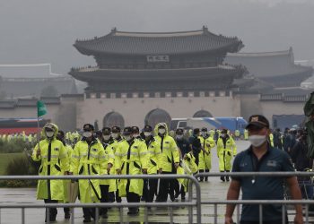 Policías cerca del Palacio Gyeongbok en Seúl el 15 de agosto de 2020. Foto: Ahn Young-joon/AP.