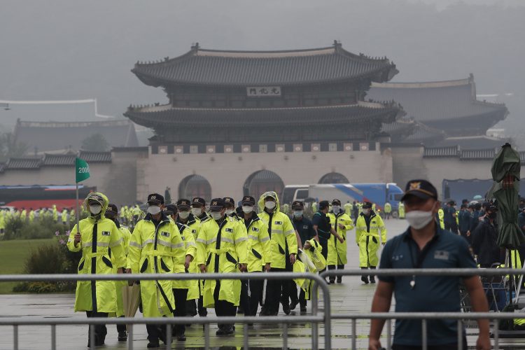 Policías cerca del Palacio Gyeongbok en Seúl el 15 de agosto de 2020. Foto: Ahn Young-joon/AP.