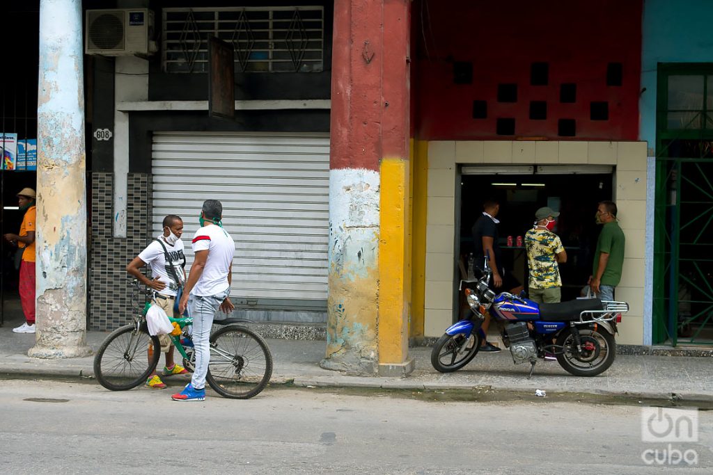 Personas en la calle en La Habana, tras la vuelta de la ciudad a la fase epidémica por un rebrote de coronavirus. Foto: Otmaro Rodríguez.