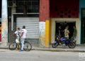 Personas en la calle en La Habana, tras la vuelta de la ciudad a la fase epidémica por un rebrote de coronavirus. Foto: Otmaro Rodríguez.