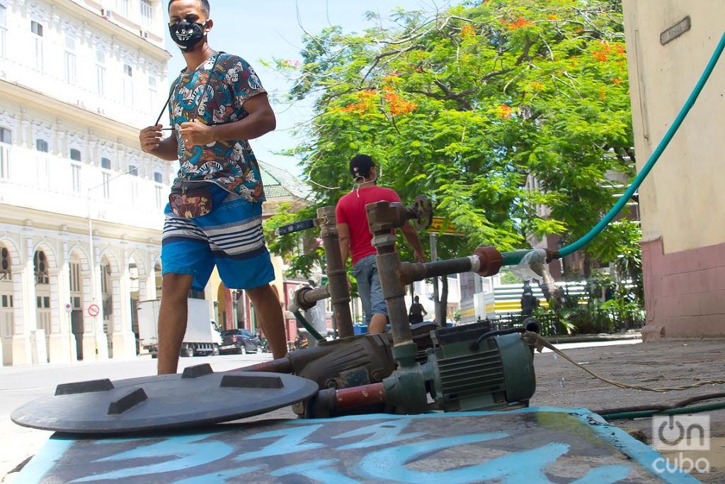 Personas en la calle en La Habana, tras la vuelta de la ciudad a la fase epidémica por un rebrote de coronavirus. Foto: Otmaro Rodríguez