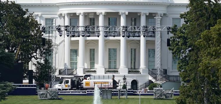 Obreros instalan en la Casa Blanca la tarima para el discurso de aceptación de Trump del nombramiento en la convención. | NBC
