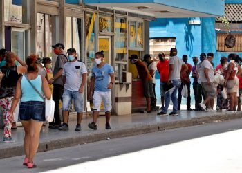 Personas con mascarillas en La Habana, durante la pandemia de coronavirus. Foto: Ernesto Mastrascusa / EFE.