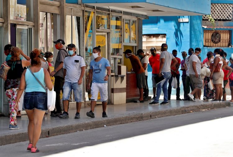 Personas con mascarillas en La Habana, durante la pandemia de coronavirus. Foto: Ernesto Mastrascusa / EFE.