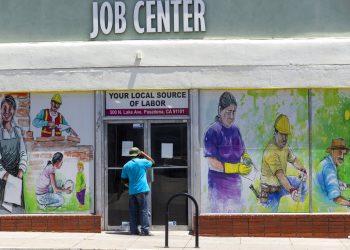 Foto tomada el 7 de mayo del 2020 de un centro de búsqueda de empleos en Pasadena, California. Foto: Damian Dovarganes/AP.