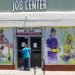 Foto tomada el 7 de mayo del 2020 de un centro de búsqueda de empleos en Pasadena, California. Foto: Damian Dovarganes/AP.