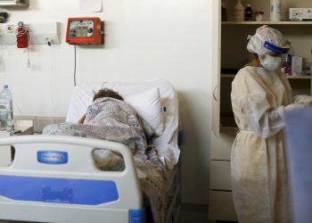 Un paciente con COVID-19, tendido en una cama en el hospital Eurnekian Ezeiza en Buenos Aires, Argentina, durante la pandemia de coronavirus en 2020. Foto: Natacha Pisarenko / AP / Archivo.