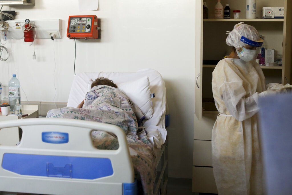 Un paciente con COVID-19, tendido en una cama en el hospital Eurnekian Ezeiza en Buenos Aires, Argentina, durante la pandemia de coronavirus en 2020. Foto: Natacha Pisarenko / AP / Archivo.