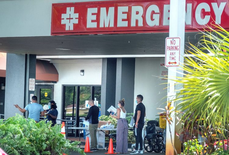 Un grupo de personas con tapabocas esperan entrar al hospital de Hialeah, Florida, el 9 de julio de 2020. Foto: CRISTOBAL HERRERA-ULASHKEVICH/ EFE/EPA.