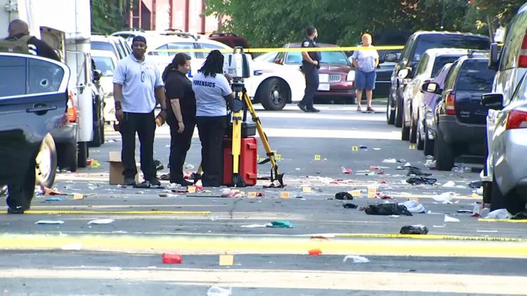 En esta fotografía tomada de un video proporcionado por NBC4 Washington, agentes policiales laboran en el sitio donde ocurrió un tiroteo el domingo 9 de agosto de 2020, en el sureste de Washington, D.C. Foto: NBC4 Washington, vía AP.