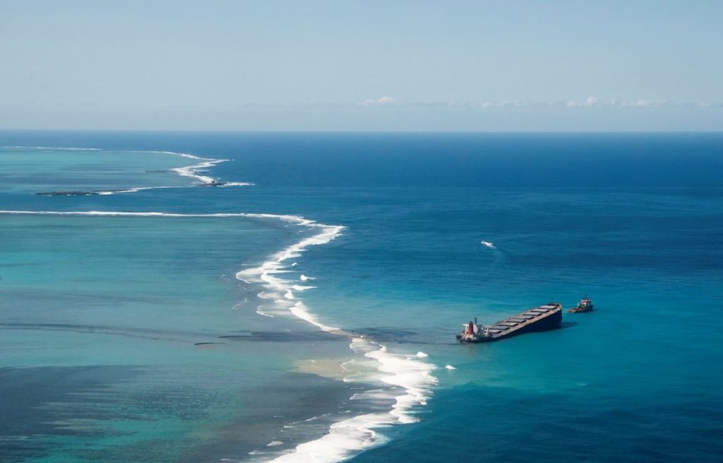 El MV Wakashio, buque japonés con bandera panameña, varado en aguas de Mauricio y responsable de un derrame de petróleo en el océano índico considerado el peor desastre ecológico de la isla africana. Foto: EFE.