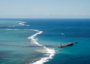 El MV Wakashio, buque japonés con bandera panameña, varado en aguas de Mauricio y responsable de un derrame de petróleo en el océano índico considerado el peor desastre ecológico de la isla africana. Foto: EFE.