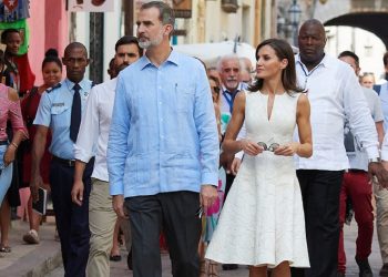 Los reyes pasean por el centro histórico de La Habana en noviembre de 2019. Foto: GETTY IMAGES, vía El País.