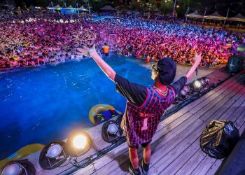 Una multitud participa en una fiesta de música electrónica en el parque acuático Maya Beach, en Wuhan, China, el pasado 15 de agosto. Foto: Str/EFE.