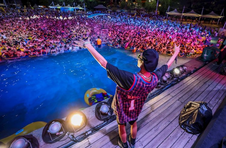 Una multitud participa en una fiesta de música electrónica en el parque acuático Maya Beach, en Wuhan, China, el pasado 15 de agosto. Foto: Str/EFE.