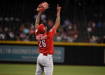 Raisel Iglesias se convirtió este sábado en el tercer cubano con al menos 100 juegos salvados en MLB. Foto: Norm Hall/Getty Images.