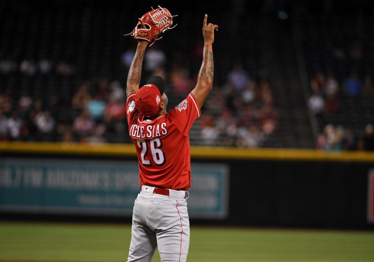 Raisel Iglesias se convirtió este sábado en el tercer cubano con al menos 100 juegos salvados en MLB. Foto: Norm Hall/Getty Images.