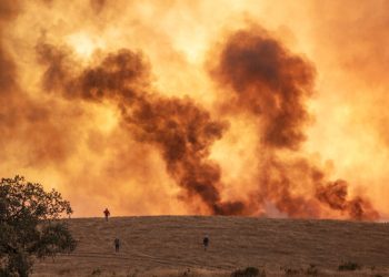 Un incendio en Almonaster la Real en Huelva, España, el jueves 27 de agosto de 2020. Foto: A. Pérez, Europa Press vía AP.