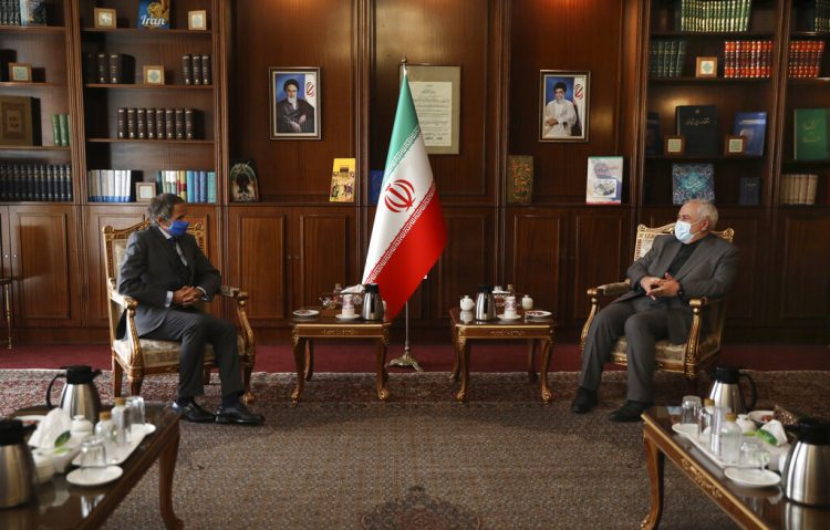El director del Organismo Internacional de Energía Atómica Rafael Mariano Grossi (izq) ayer en Teherán junto al ministro de exteriores iraní  Javad Zarif. Foto:Vahid Salemi/AP.