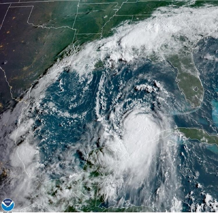 La tormenta tropical Laura se convirtió este martes en un huracán con vientos de categoría 1, tras su salida de Cuba y su entrada en el Golfo de México, en cuya costa central impactará el miércoles con vientos poderosos, informó el NHC. NOAA-NHC /EFE.