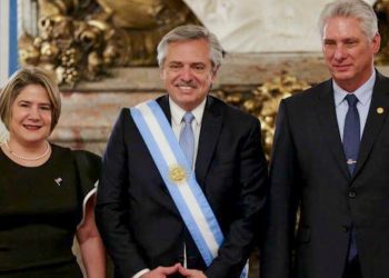 Lis Cuesta, Alberto Fernández (al centro) y Miguel Díaz-Canel durante la toma de posesión del presidente argentino. Foto: Daniel Jayo/AP.