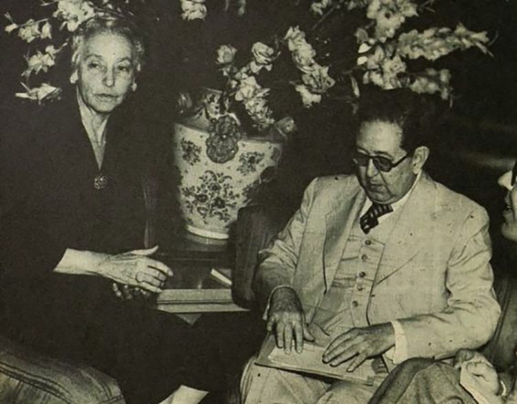 El escritor y periodista cubano Félix Lizaso junto a María Mantilla, durante la conmemoración en Cuba del centenario de José Martí. Foto: Recorte de prensa / Archivo.