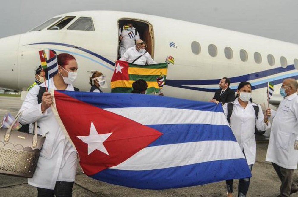 Médicos cubanos que combatieron la pandemia de coronavirus en Togo. Foto: CubaMINREX / Twitter.